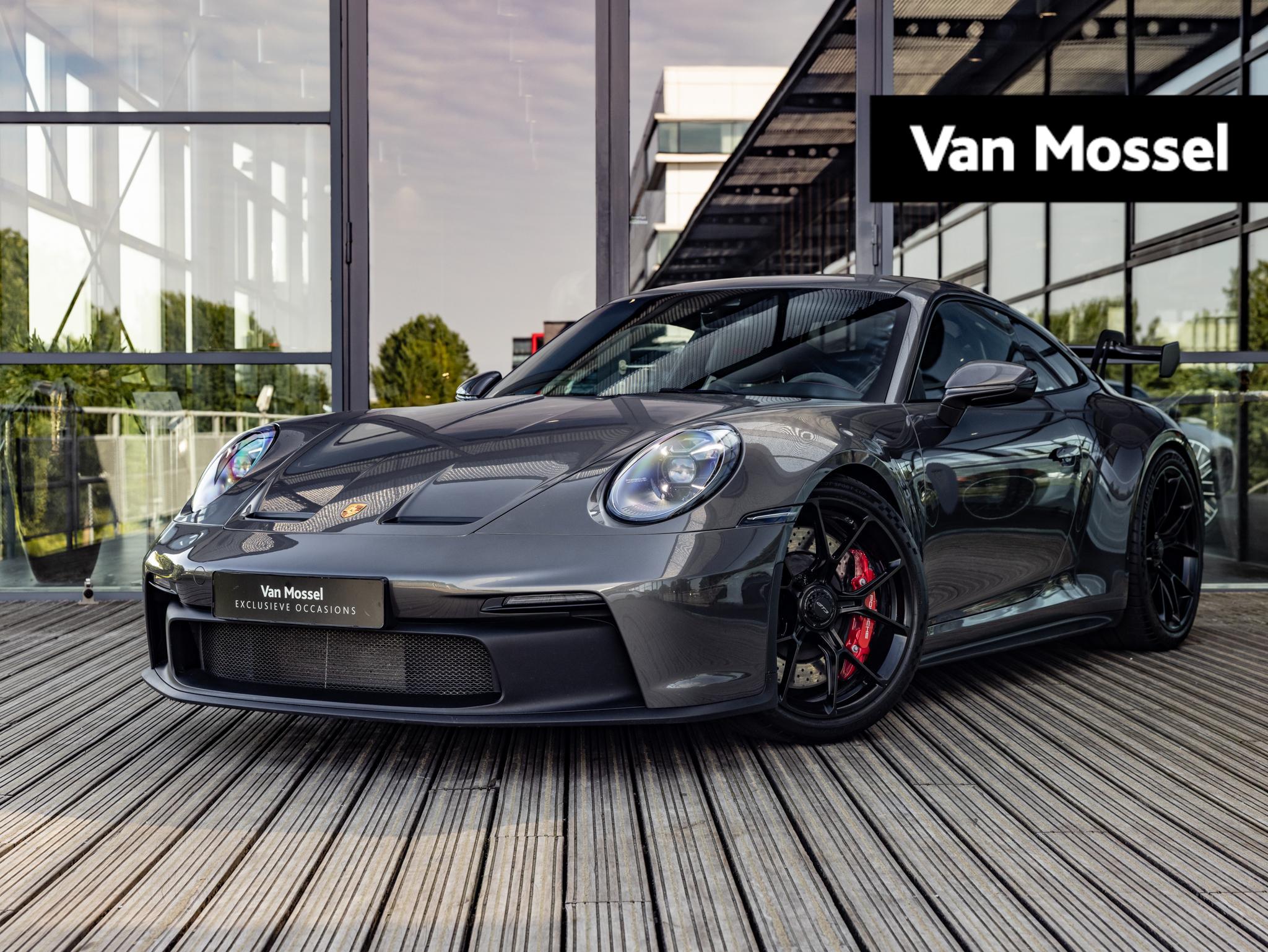 De originele Porsche met de oorspronkelijke buitenachtergrond en belichting